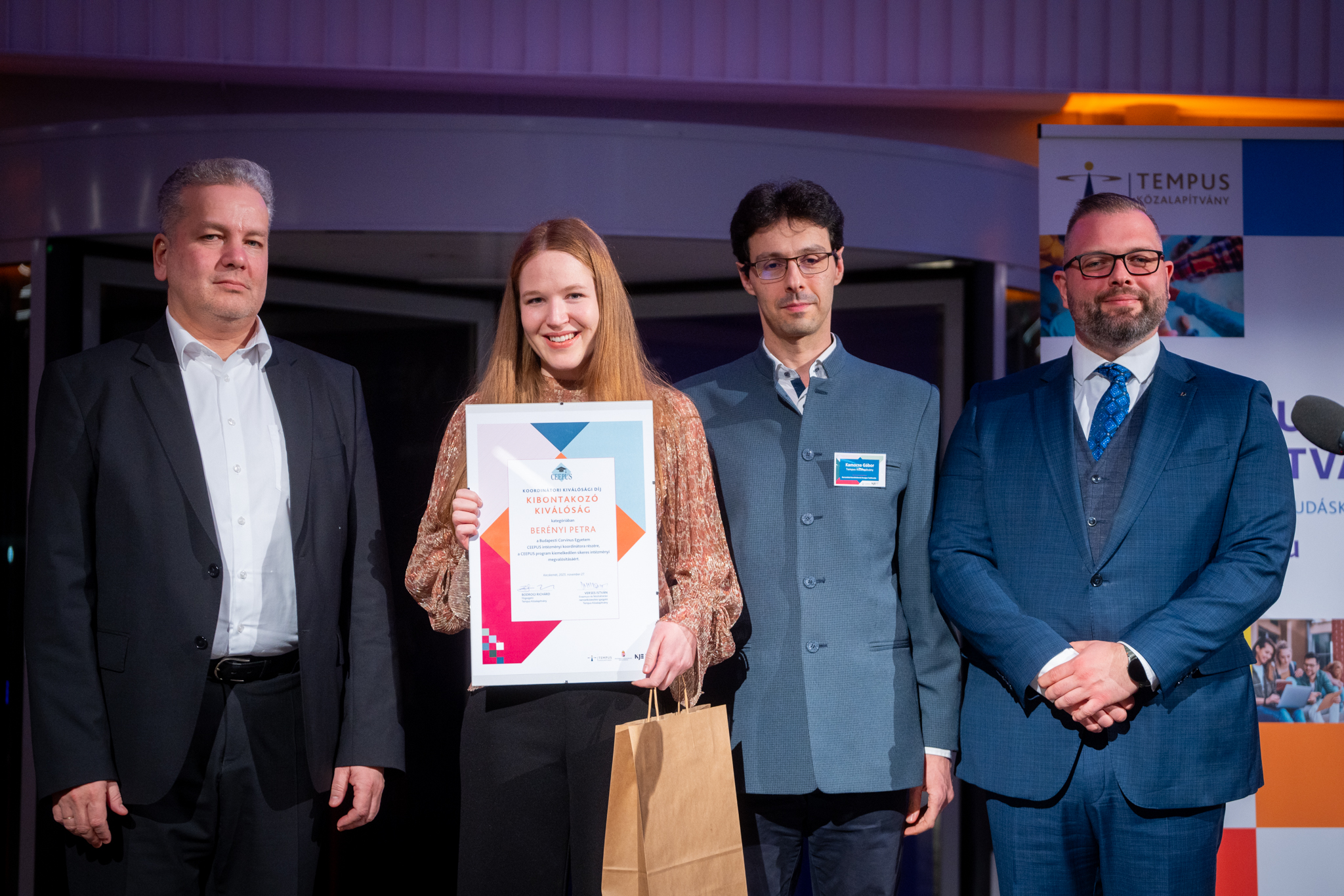 A képen a Kibontakozó Kiválóság díjjal elismert Berényi Petra aki átveszi az elismerést
