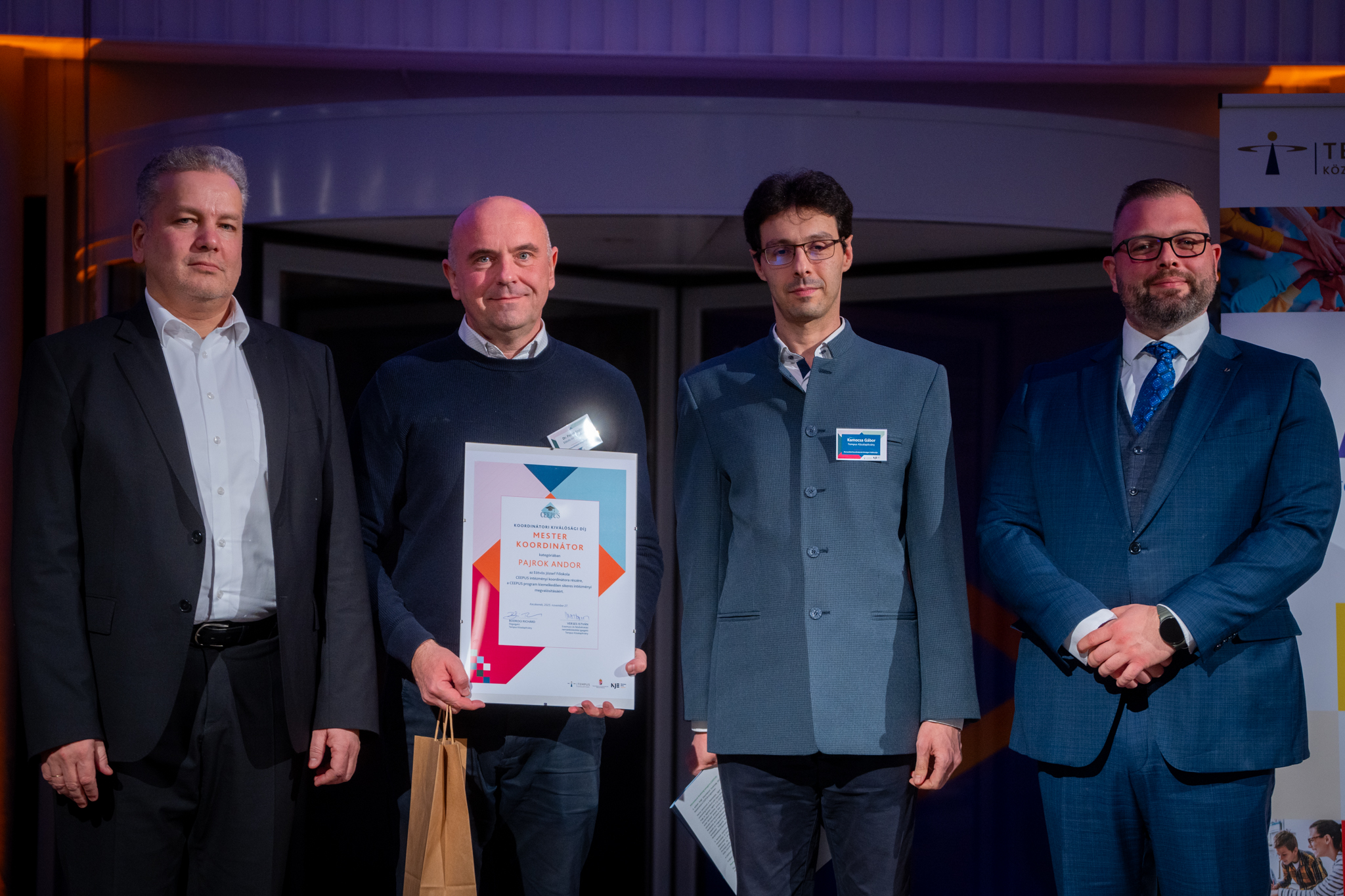 Dr Pajrok Andor átveszi a Mester Koordinátor díjat